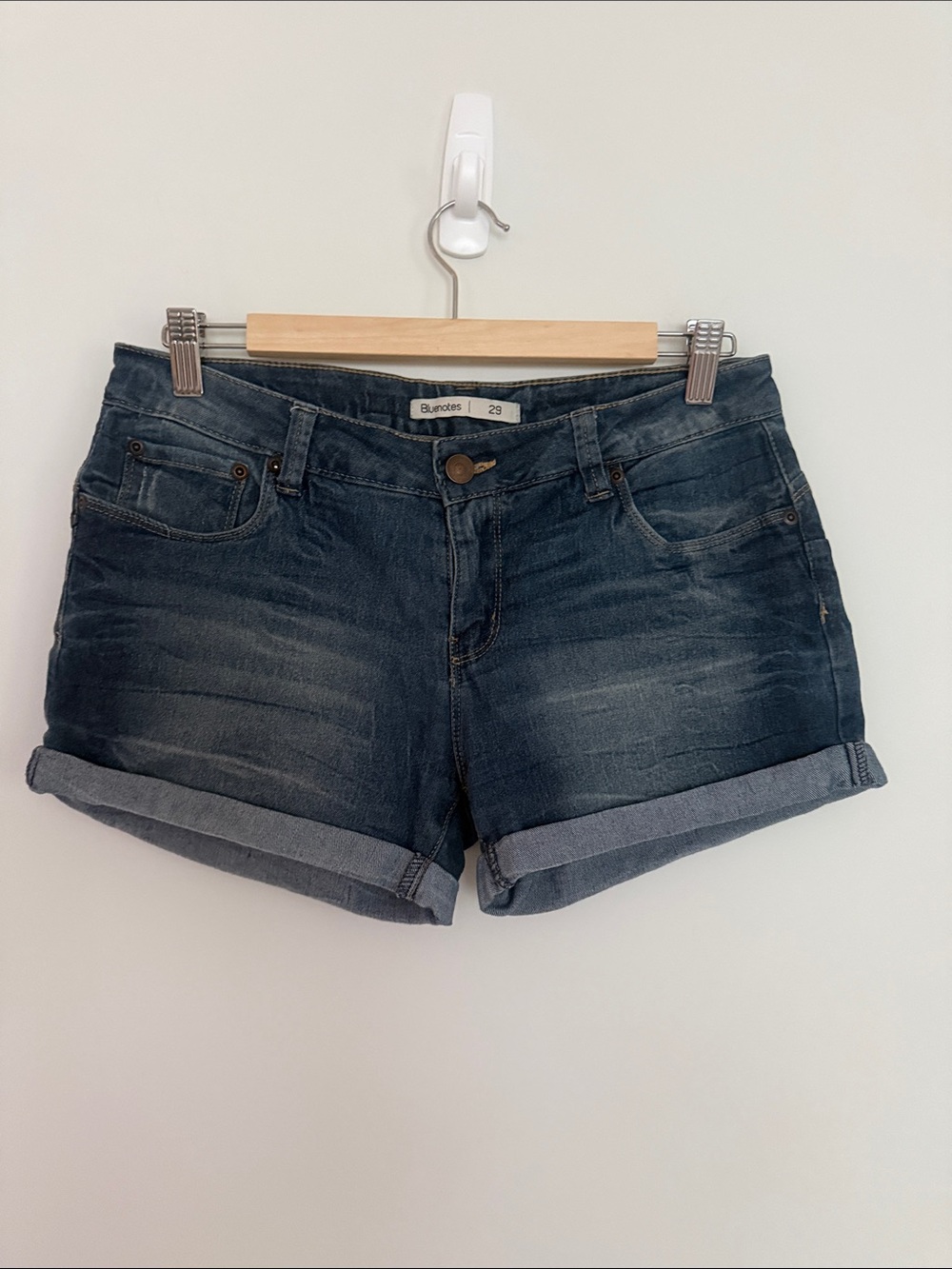 BLUENOTES Women Blue Denim Low Rise Curvey Jean Shorts Size W29